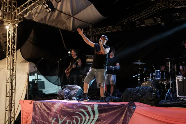 Palco completo da ZYD com o vocalista de braços abertos