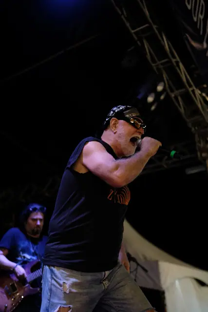 Vocalista da ZYD cantando no palco