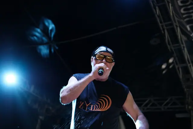 Vocalista da ZYD em close, sob luz azul