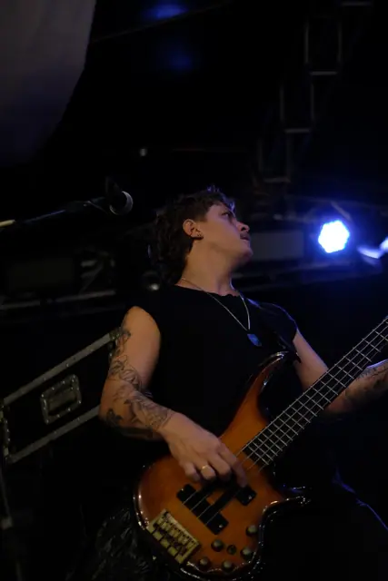 Baixista da ZYD tocando em close