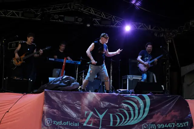 ZYD ao vivo, banda completa no palco