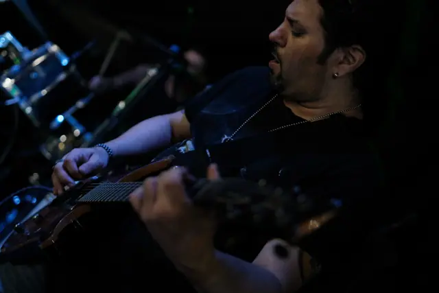 Guitarrista da ZYD durante o solo