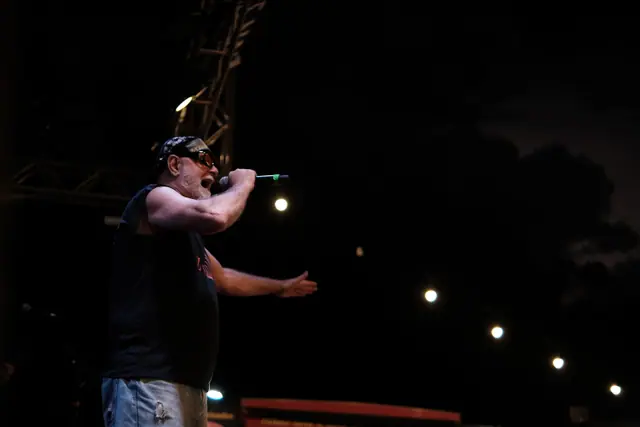 Vocalista da ZYD interpretando no palco