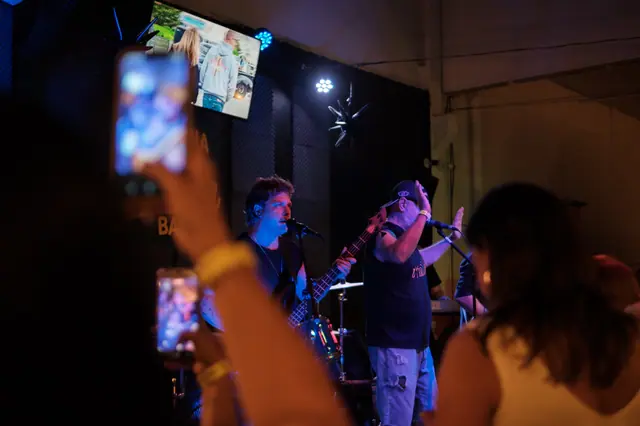 ZYD tocando para o público em casa de show