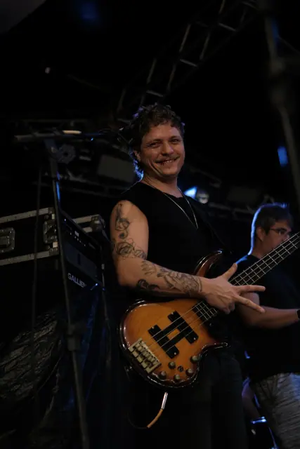 Baixista da ZYD sorrindo ao tocar