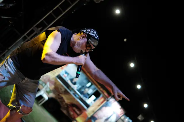 Vocalista da ZYD inclinado para o público