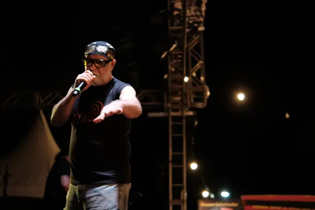Vocalista da ZYD cantando com a mão estendida