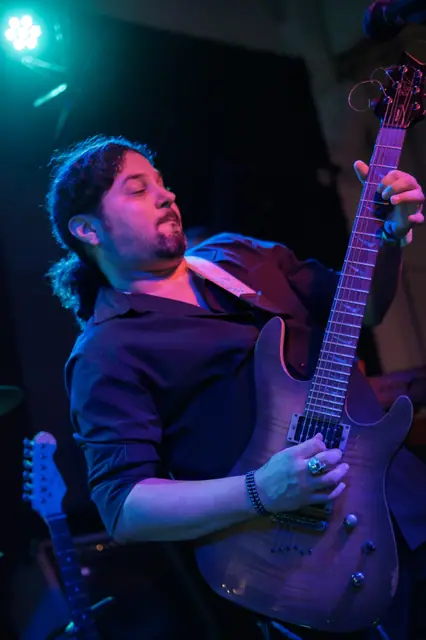 Guitarrista da ZYD tocando em casa de show