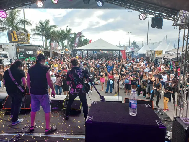 Público diante do palco em show da ZYD