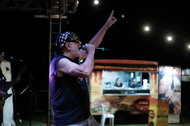 Vocalista da ZYD apontando para o alto
