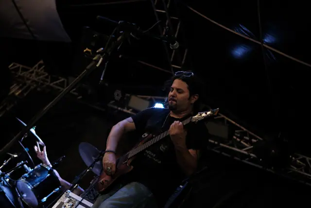 Guitarrista da ZYD no palco