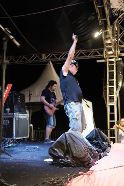 Vocalista da ZYD com o braço levantado no palco