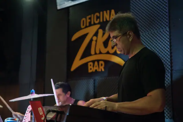 Tecladista da ZYD em casa de show