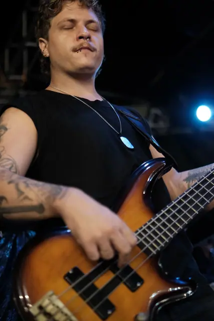 Baixista da ZYD tocando