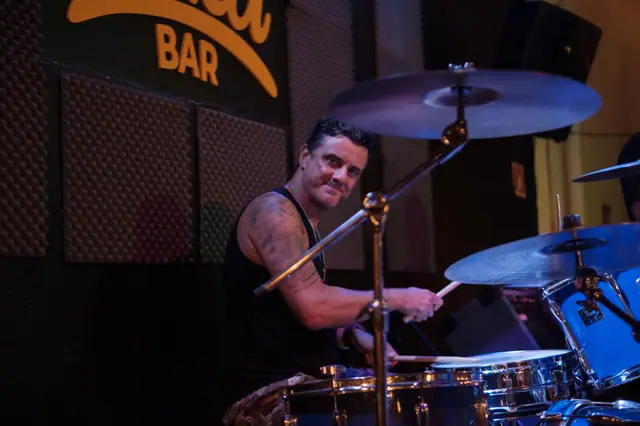 Baterista da ZYD sorrindo durante o show