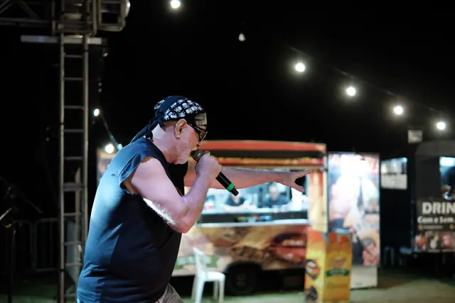 Vocalista da ZYD cantando ao ar livre
