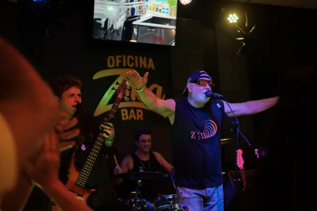Vocalista e banda da ZYD em casa de show
