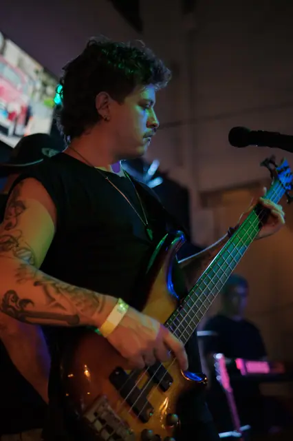 Baixista da ZYD tocando em casa de show