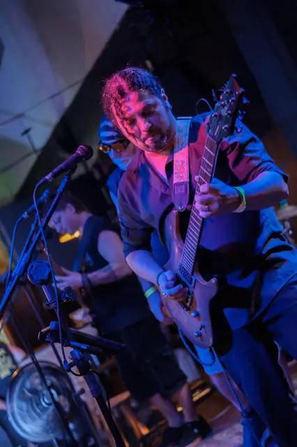 Guitarrista da ZYD em casa de show