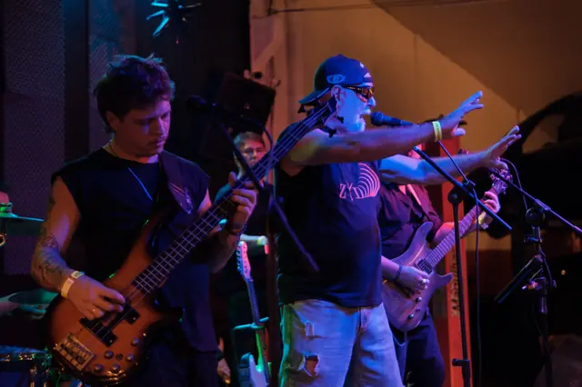 ZYD no palco, baixista e vocalista