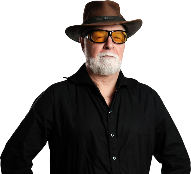 Jack D Oswaldo, vocalista e fundador da banda ZYD, de chapéu e óculos laranja