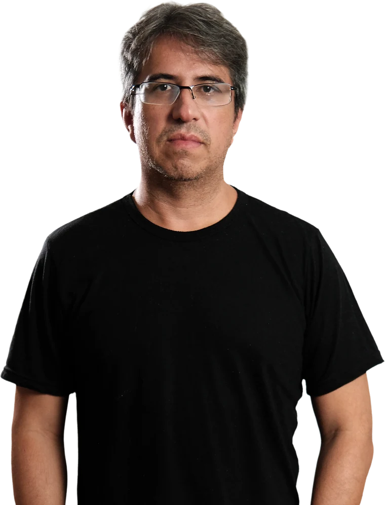 Michel, tecladista da banda ZYD, de óculos