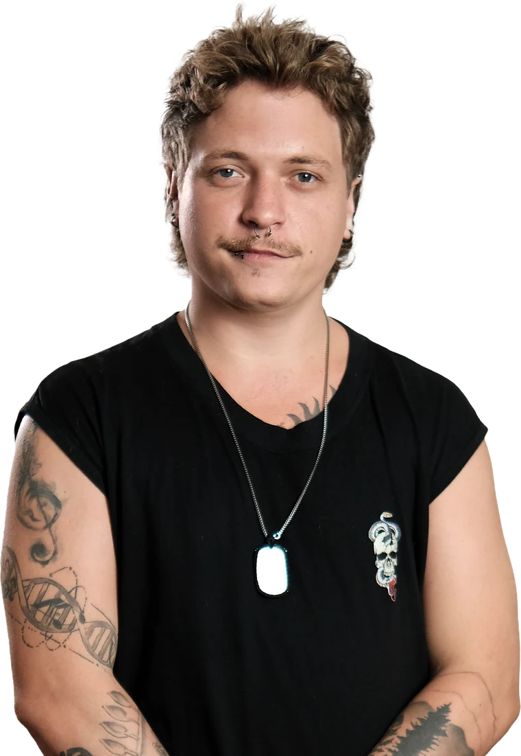 Paulo Guri, baixista e backing vocal da banda ZYD